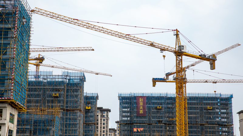 选择建筑资质代办公司时，首先要关注其专业能力。专业的资质代办公司应具备以下特点：